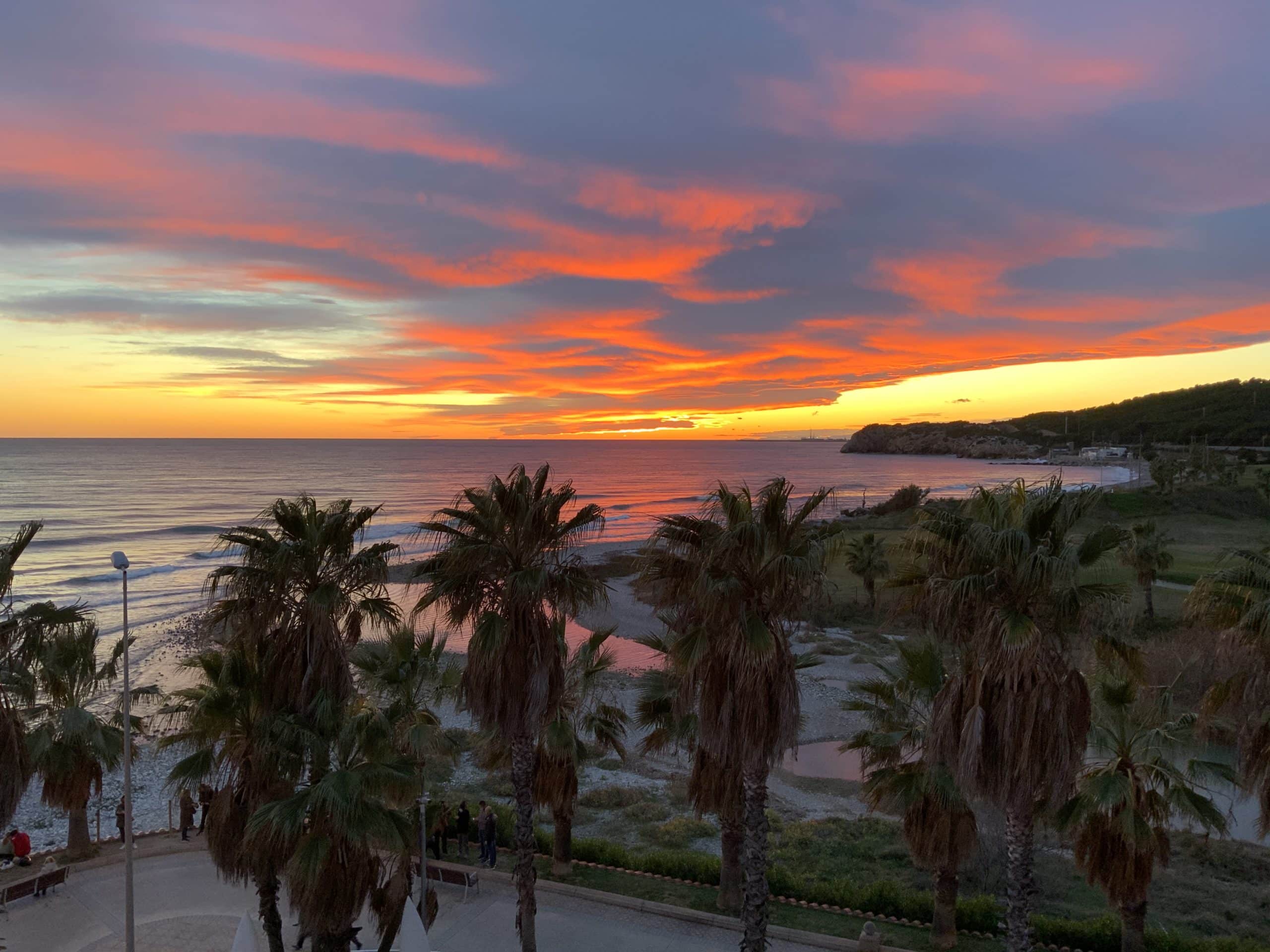 Una puesta de sol sobre el mar, un momento ideal para estar plenamente en el Presente